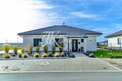 Prodej RD typu bungalov 4+kk se zahradou a parkovacím stáním v obci Staré Nechanice - Fotka 28