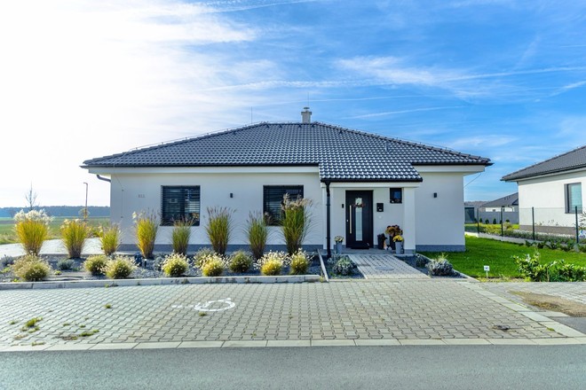 Prodej RD typu bungalov 4+kk se zahradou a parkovacím stáním v obci Staré Nechanice